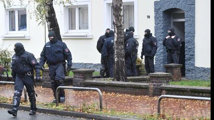 Polizeibeamte durchsuchen am Dienstag ein Wohnhaus in Hildesheim (Niedersachsen), direkt gegenüber der Moschee "Deutschsprachiger Islamkreis Hildesheim e.V." (DIK).