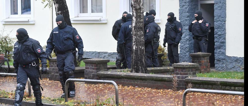Polizeibeamte durchsuchen am Dienstag ein Wohnhaus in Hildesheim (Niedersachsen), direkt gegenüber der Moschee "Deutschsprachiger Islamkreis Hildesheim e.V." (DIK).