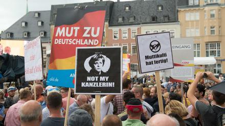 Menschen in Sachsen demonstrieren gegen einen Wahlkampfauftritt der Kanzlerin im August 2017.