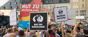 Menschen in Sachsen demonstrieren gegen einen Wahlkampfauftritt der Kanzlerin im August 2017.