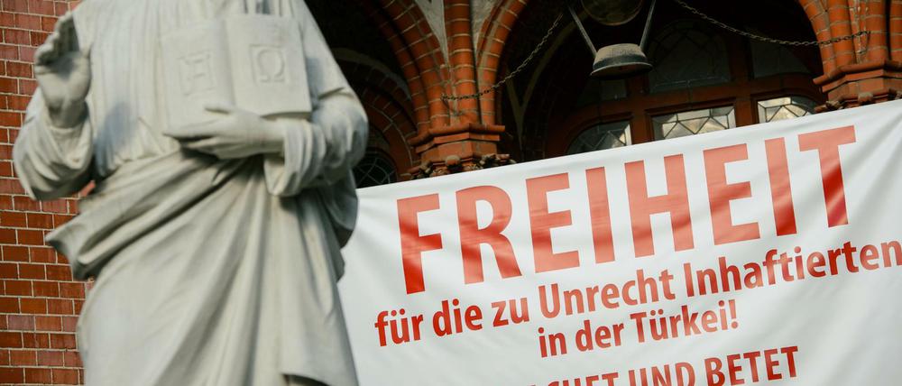 Fürbittengebet für den in der Türkei inhaftierten Menschenrechtler Peter Steudtner in Berlin