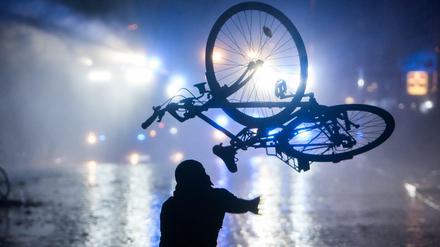 Ein Randalierer wirft während des G-20-Gipfels im Schanzenviertel ein Fahrrad in Richtung von Wasserwerfern. 