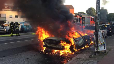 Ein Auto brennt während der Demonstration "G20 Welcome to hell".