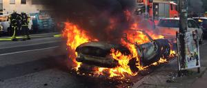 Ein Auto brennt während der Demonstration "G20 Welcome to hell".