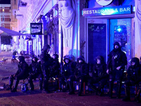 Polizeieinheiten am Wochenende im Hamburger Schanzenviertel. Die Linke erneuert ihre Kritik am G20-Einsatz. 