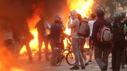 Eine brennende Barrikade bei Ausschreitungen von G20-Gegnern im Schanzenviertel in Hamburg.