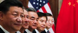 Der chinesische Präsident Xi Jinping und seine Delegation beim Treffen mit Donald Trump