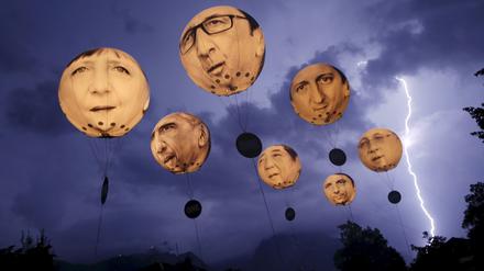 Licht- und Luftgestalten. Der Fotograf Wolfgang Rattay hat Ballons mit den Gesichtern der G7-Führer während einer Protestaktion zum G7-Gipfel in Garmisch-Partenkirchen mitten im Gewitter erwischt. Sein Foto ist Plakat- und Katalog-Motiv der "Rückblende 2015".