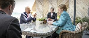 Immer dabei, wenn Merkel mächtige Menschen traf: Jan Hecker (Bildmitte) gemeinsam mit Angela Merkel und Joe Biden in Cornwall im Juni.