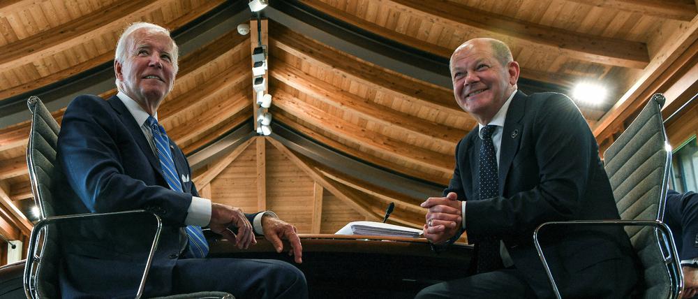 Joe Biden und Olaf Scholz posieren für ein Foto während eines Arbeitsessens auf dem G7-Gipfel.