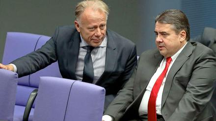 Schulterschluss. Jürgen Trittin (links) und Sigmar Gabriel verhandeln nun doch gemeinsam über eine Entlastung der Haushaltskunden beim Strompreis. 