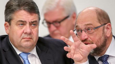 Einer der beiden Herren im Vordergrund wird wahrscheinlich Nachfolger des Herren im Hintergrund: SPD-Chef Sigmar Gabriel, Europapolitiker Martin Schulz und Frank-Walter Steinmeier.