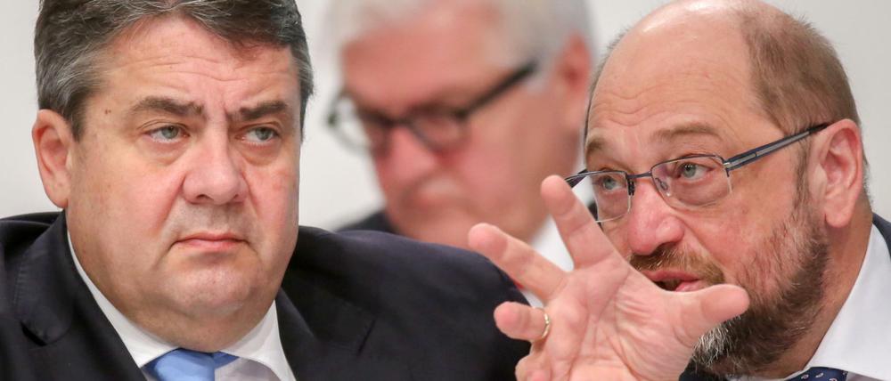 Einer der beiden Herren im Vordergrund wird wahrscheinlich Nachfolger des Herren im Hintergrund: SPD-Chef Sigmar Gabriel, Europapolitiker Martin Schulz und Frank-Walter Steinmeier.