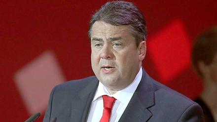„Angela Merkel will die Deutschen zum zweiten Mal für dumm verkaufen" sagt SPD-Chef Sigmar Gabriel