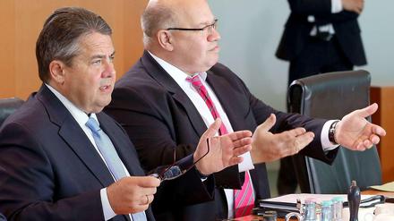 Einfach zu ähnlich: Die SPD schafft es nicht, sich zu profilieren. Unser Bild zeigt SPD-Chef und Vize-Kanzler Sigmar Gabriel neben CDU-Kanzleramtschef Peter Altmaier bei der Kabinettssitzung am 29. Juli.