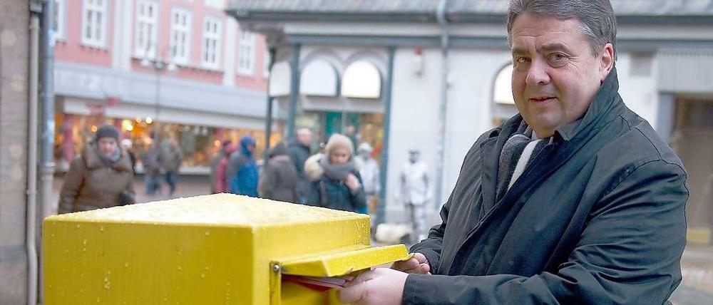 SPD-Chef Sigmar Gabriel wirft am Freitag einen Briefumschlag mit seinem Stimmzettel zum SPD-Mitgliederentscheid über den Koalitionsvertrag in einen Briefkasten in seiner Heimatstadt Goslar.