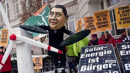 Demonstranten fordern am Donnerstag vor dem Bundesministerium für Wirtschaft und Energie in Berlin eine Stromerzeugung aus erneuerbaren Energien. Die Länder-Minister für Energie und der Bundesenergieminister Gabriel treffen sich, um über die Ökostrom-Reform (EEG) zu sprechen.
