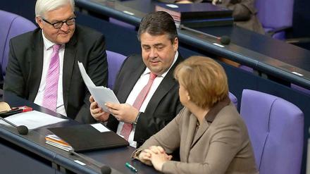 Wie war ich? Sigmar Gabriel zwischen Angela Merkel und Frank Walter Steinmeier.