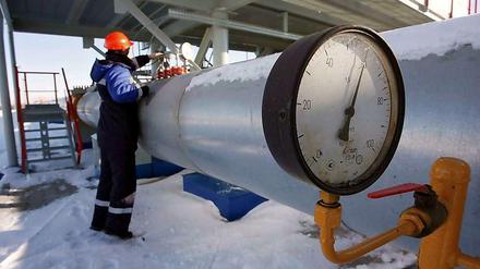 Ein Gazprom-Arbeiter kontrollierte im vergangenen Winter eine Leitung an der Gas-Station Sudzha nahe der ukrainischen Grenze. Es droht wieder ein Gasstreit zwischen Russland und der Ukraine. 