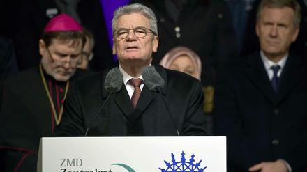 Bundespräsident Joachim Gauck spricht vor dem Brandenburger Tor.