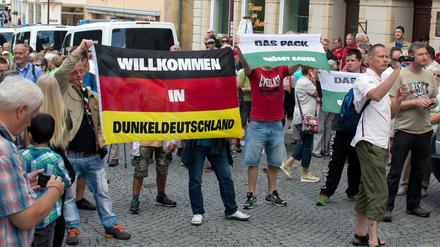 Mit Deutschlandfahnen "Willkommen in Dunkeldeutschland" und "Das Pack grüßt Gauck" wurde gegen Gauck protestiert.