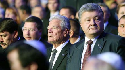 Bundespräsident Joachim Gauck (Mitte) mit dem ukrainischen Präsidenten Petro Poroschenko (rechts)