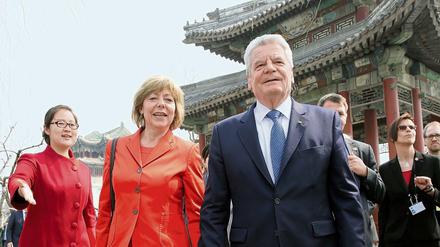 Am Sommerpalast. Daniela Schadt und Joachim Gauck in Peking.