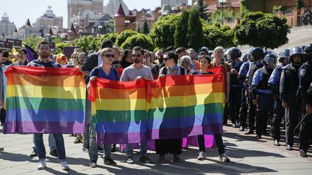 Etwa 200 Menschen haben in Kiew für die Gleichberechtigung von Schwulen und Lesben demonstriert.