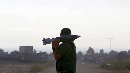 Israelischer Soldat mit Kriegsgerät.