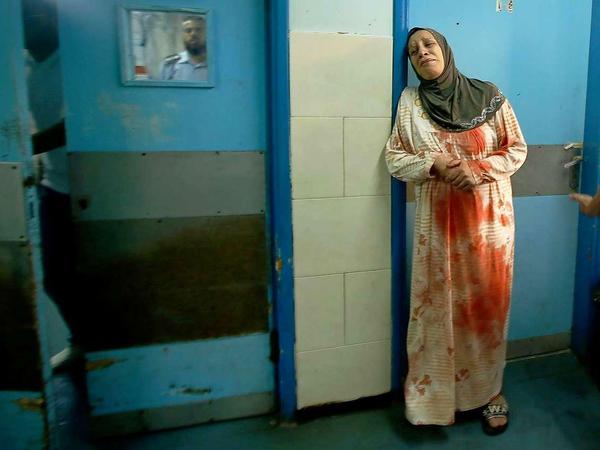 Eine palästinensische Frau in einem Krankenhaus in Gaza Stadt.