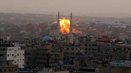Auch am dritten Tag des neuerlichen Gaza-Konflikts bombardierte die israelische Luftwaffe wieder Ziele im Gaza-Streifen.