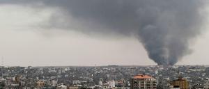Eine dunkle Rauchwolke über Gaza-Stadt.