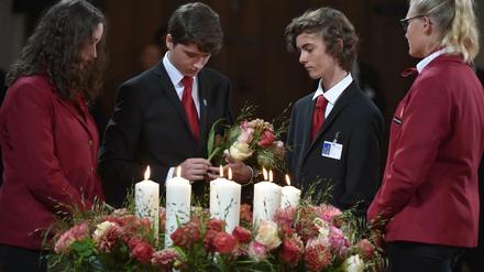 Jugendliche entzündeten im Liebfrauendom Kerzen und legten Blumen dazu.