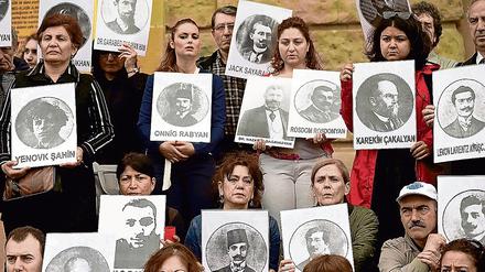 Türken und Armenier halten Fotos getöteter Menschen in der Hand, die vor 101 Jahren dem Völkermord in der Türkei zum Opfer gefallen sind. 