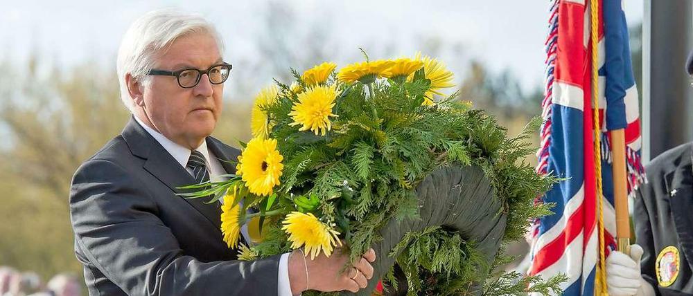 Außenminister Frank-Walter Steinmeier legt zum Gedenken an die Toten des KZ Sachsenhausen einen Kranz nieder.