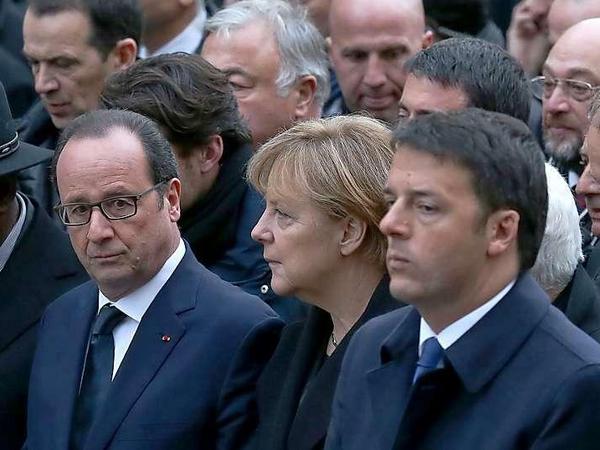 Frankreichs Präsident François Hollande mit Kanzlerin Angela Merkel und Italiens Ministerpräsident Matteo Renzi beim Gedenkmarsch für die Opfer des Terrors in Frankreich – hochrangige US-Vertreter waren nicht vor Ort.