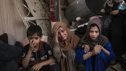 Irakische Zivilisten, die auf der Flucht sind, sitzen in einem Haus in Mossul und warten darauf aus der Stadt in Sicherheit gebracht zu werden. 
