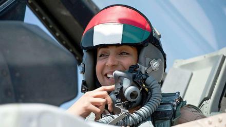 Wahrscheinlich ein Geistesblitz von britischen PR-Firmen, die im Ölsold des Golfstaates dessen Image glänzend machen: Die 35-Jährige Kampfpilotin aus den Vereinigten Arabischen Emiraten - eine Art Jeanne d’Arc der Lüfte. 