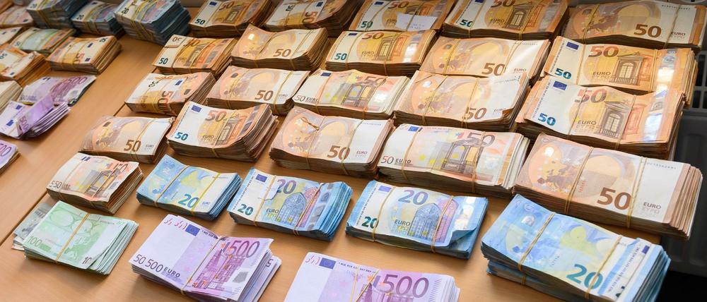 Bei einer Razzia 2019 beschlagnahmte Euro-Banknoten im Bundeskriminalamt.