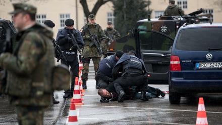 Gemeinsam geübt. Polizisten und Bundeswehrsoldaten während der gemeinsamen Anti-Terror-Übung "Getex".