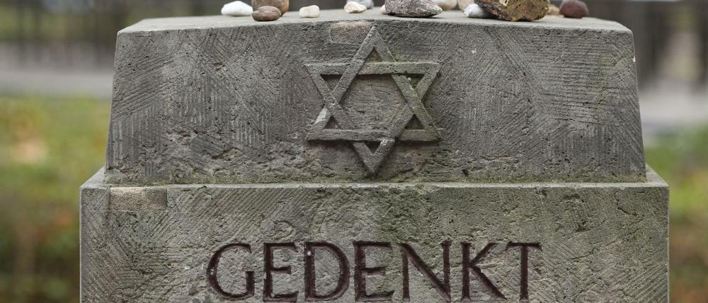 Stein des Gedenkens. Dieses Mahnmal erinnert an die frühere Synagoge in Leipzig.