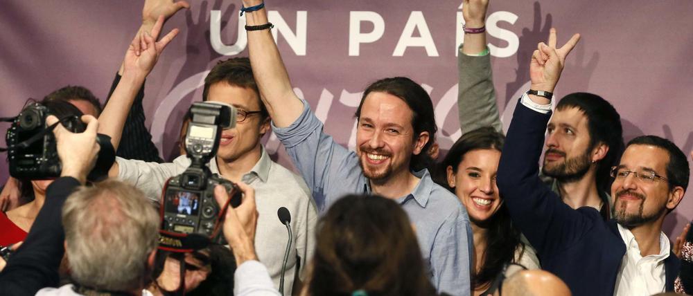 Der Spitzenkandidat von "Podemos", Pablo Iglesias (Mitte), am Wahlabend. 