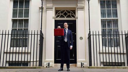Großbritanniens Schatzmeister George Osborne ist stolz auf die geringeren Schulden.