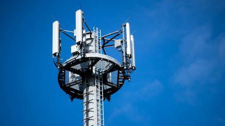 Mangelware: Ein Mast mit verschiedenen Antennen von Mobilfunkanbietern.