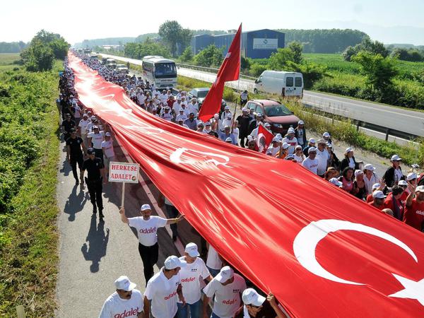 Der "Marsch für Gerechtigkeit", organisiert von der Opposition, läuft von Ankara nach Istanbul und führt dabei eine 1100 Meter lange türkische Flagge mit.