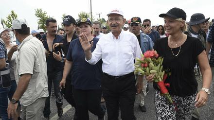 Der türkische Oppositionsführer Kemal Kilicdaroglu (Mitte) marschiert mit seinen Anhängern rund 400 Kilometer von Ankara nach Istanbul. 