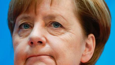 Angela Merkel soll sagen, mit wem sie isst. Aber nur dienstlich.