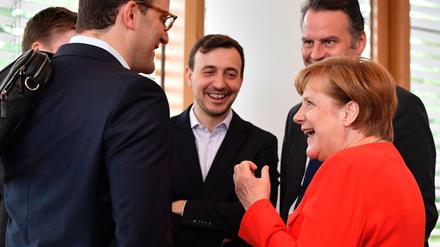 Gute Stimmung, aber noch kein Wahlprogramm: CDU-Chefin Angela Merkel spricht mit CDU-Vorstandsmitglied Jens Spahn (2.v.l.).