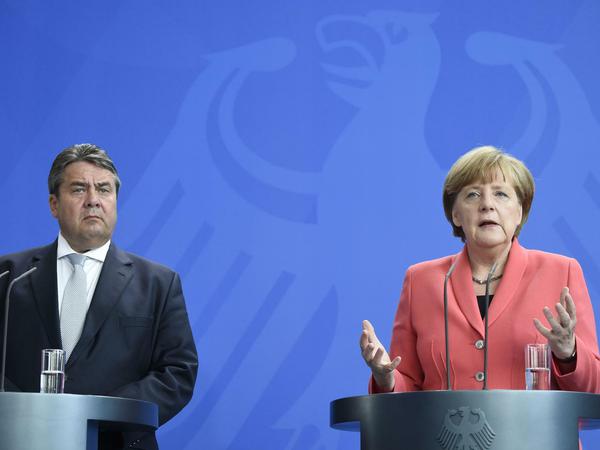 Pressekonferenz im Kanzleramt nach dem Krisengespräch: Bundeskanzlerin Angela Merkel und Wirtschaftsminister Sigmar Gabriel. 