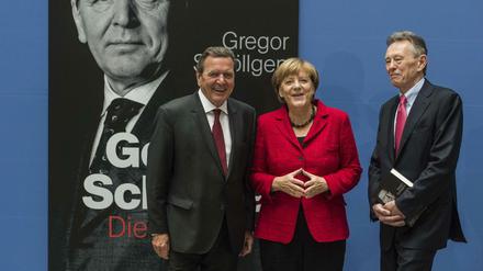 Ex-Kanzler Gerhard Schröder und Kanzlerin Angela Merkel mit dem Schröder-Biograf Gregor Schöllgen.